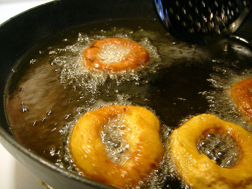 Frying_doughnuts